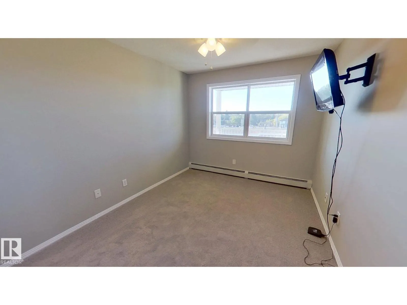 #404 8315 83 ST NW