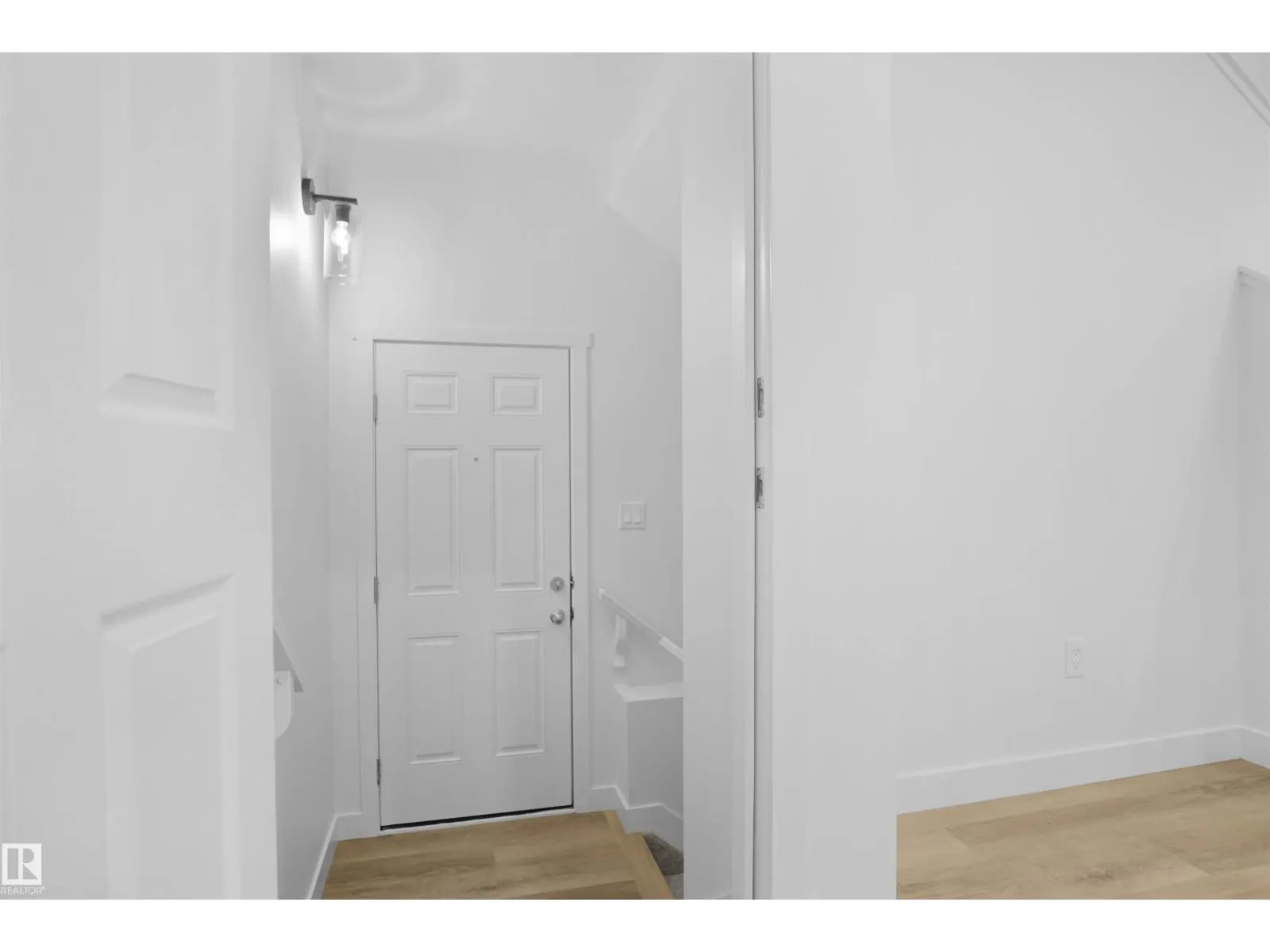 2017 209A ST NW