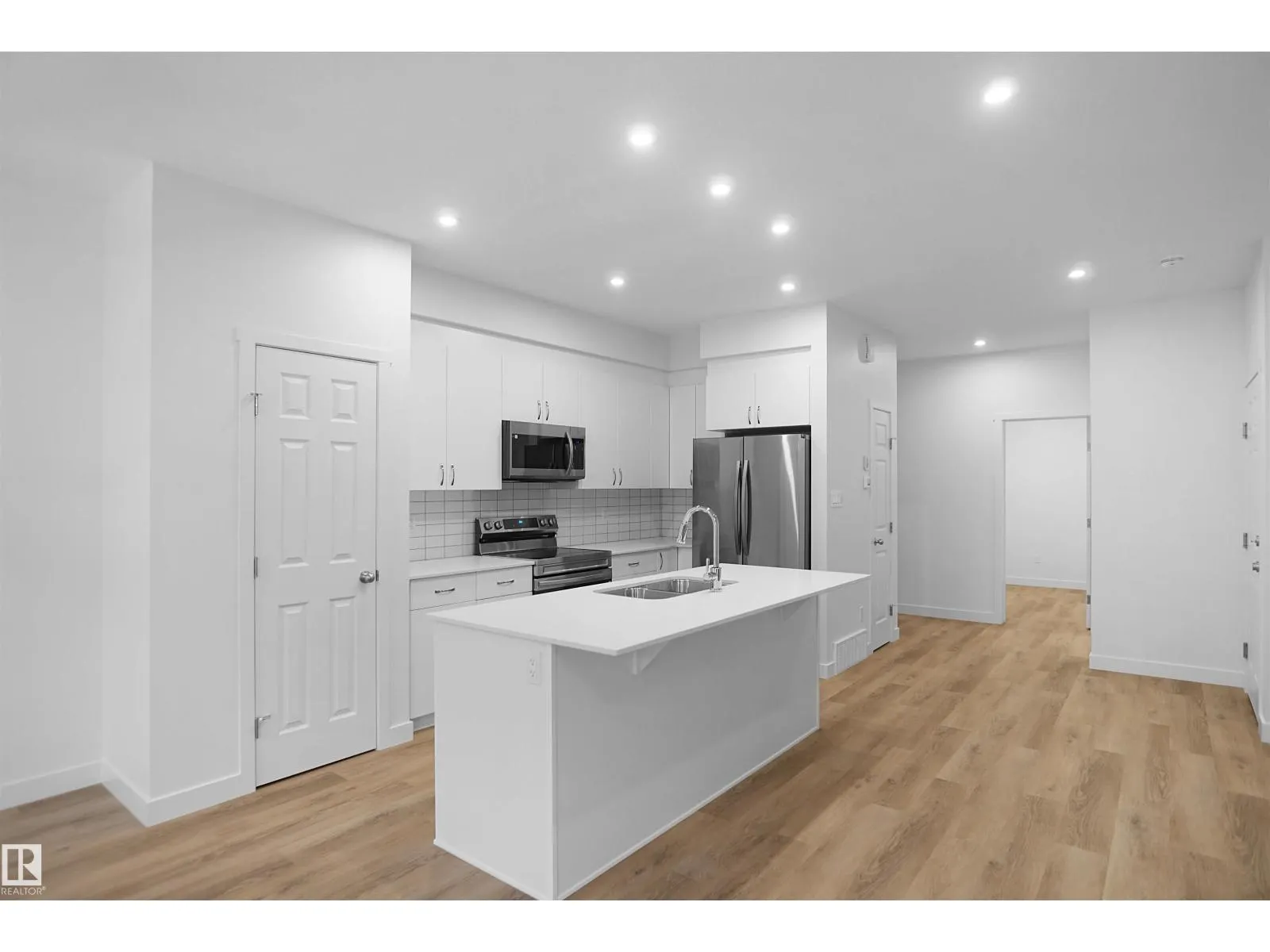2017 209A ST NW