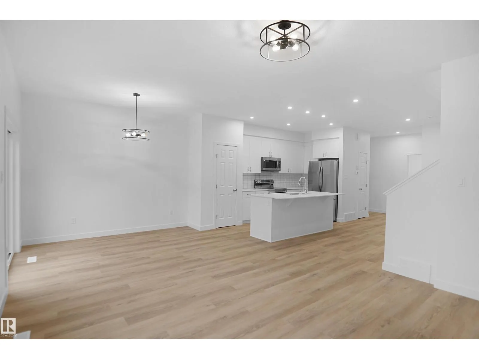2017 209A ST NW
