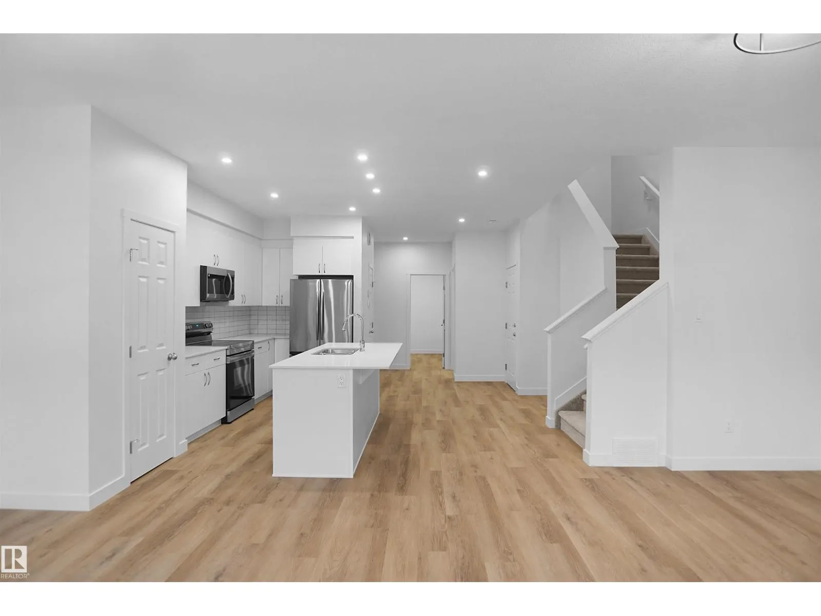 2017 209A ST NW