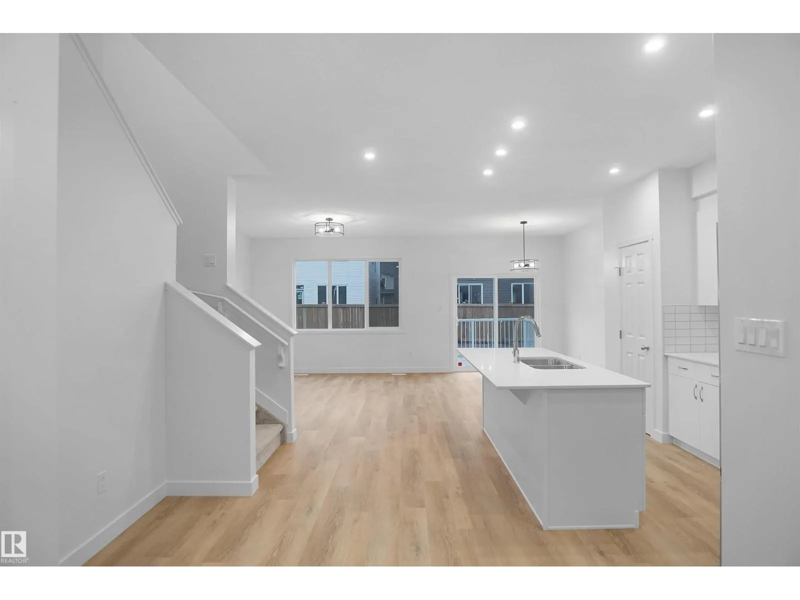 2017 209A ST NW