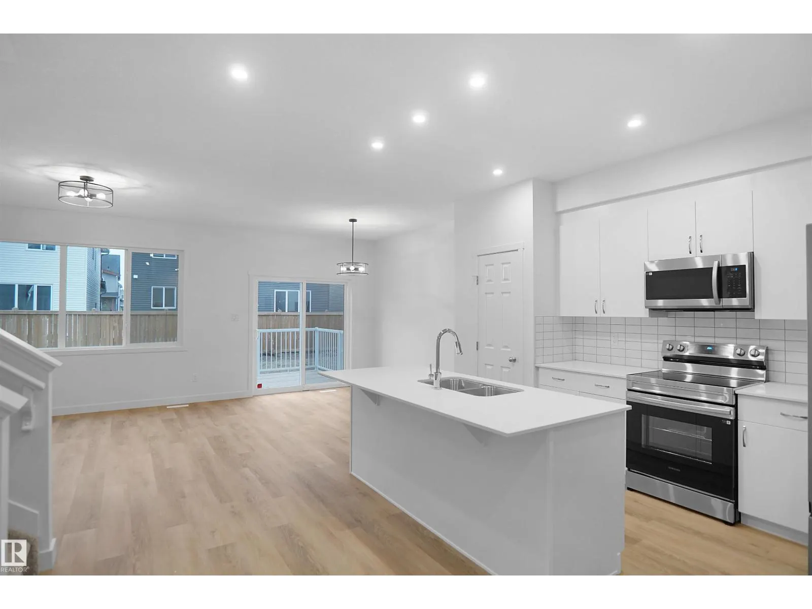 2017 209A ST NW