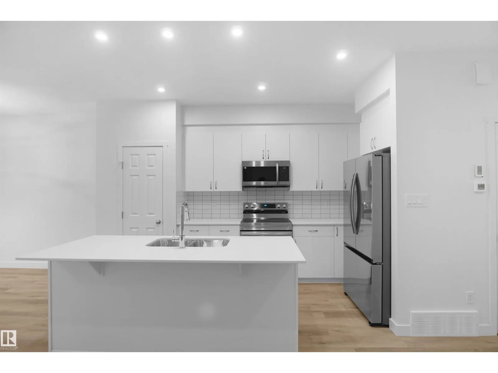 2017 209A ST NW