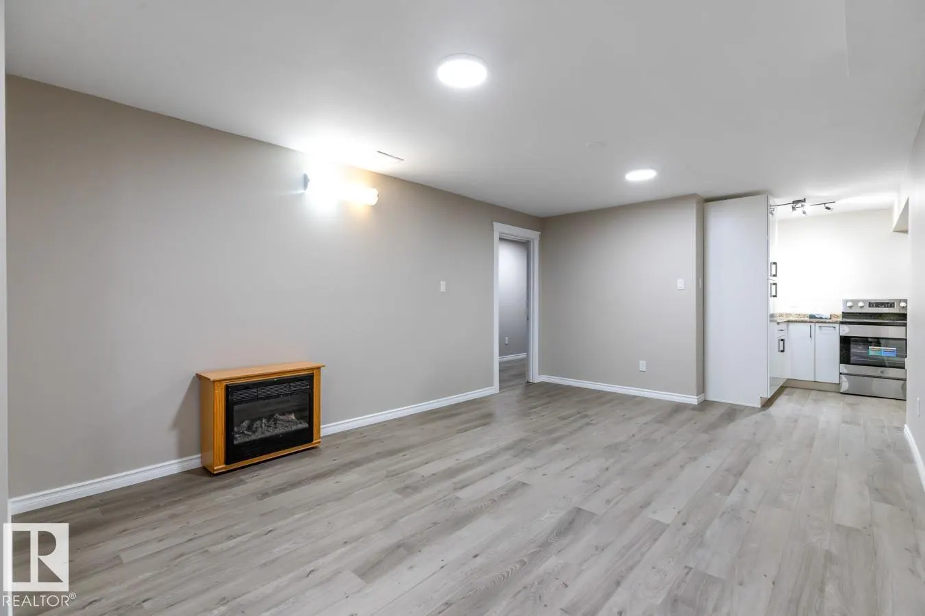 6303 89 AV NW
