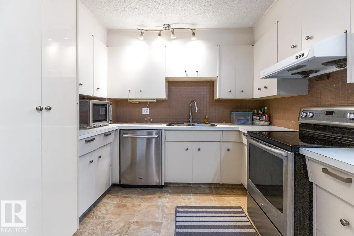 6303 89 AV NW