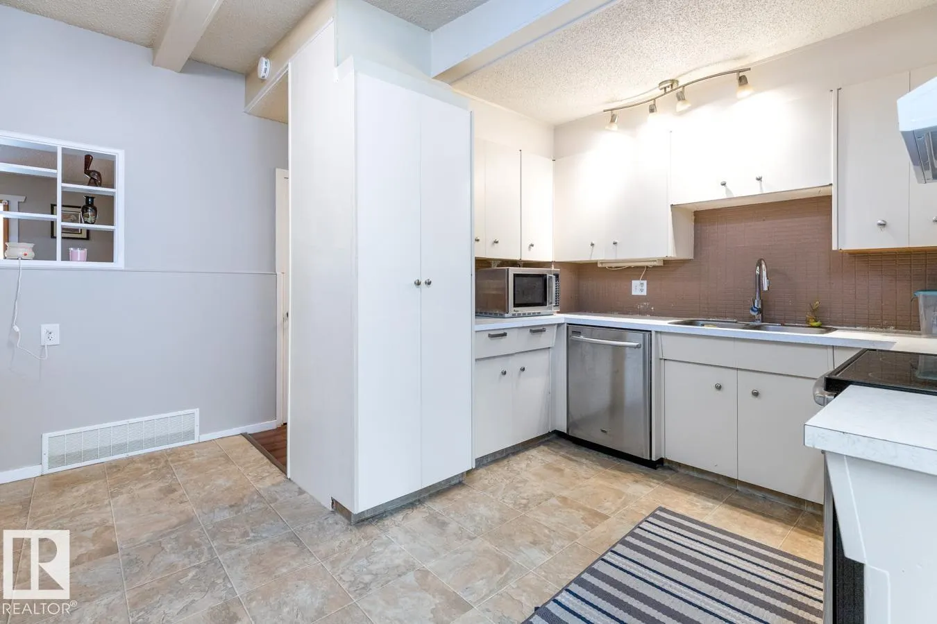 6303 89 AV NW