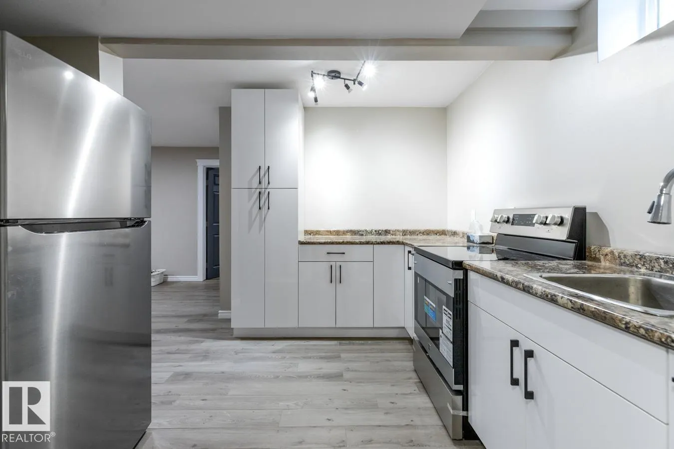 6303 89 AV NW