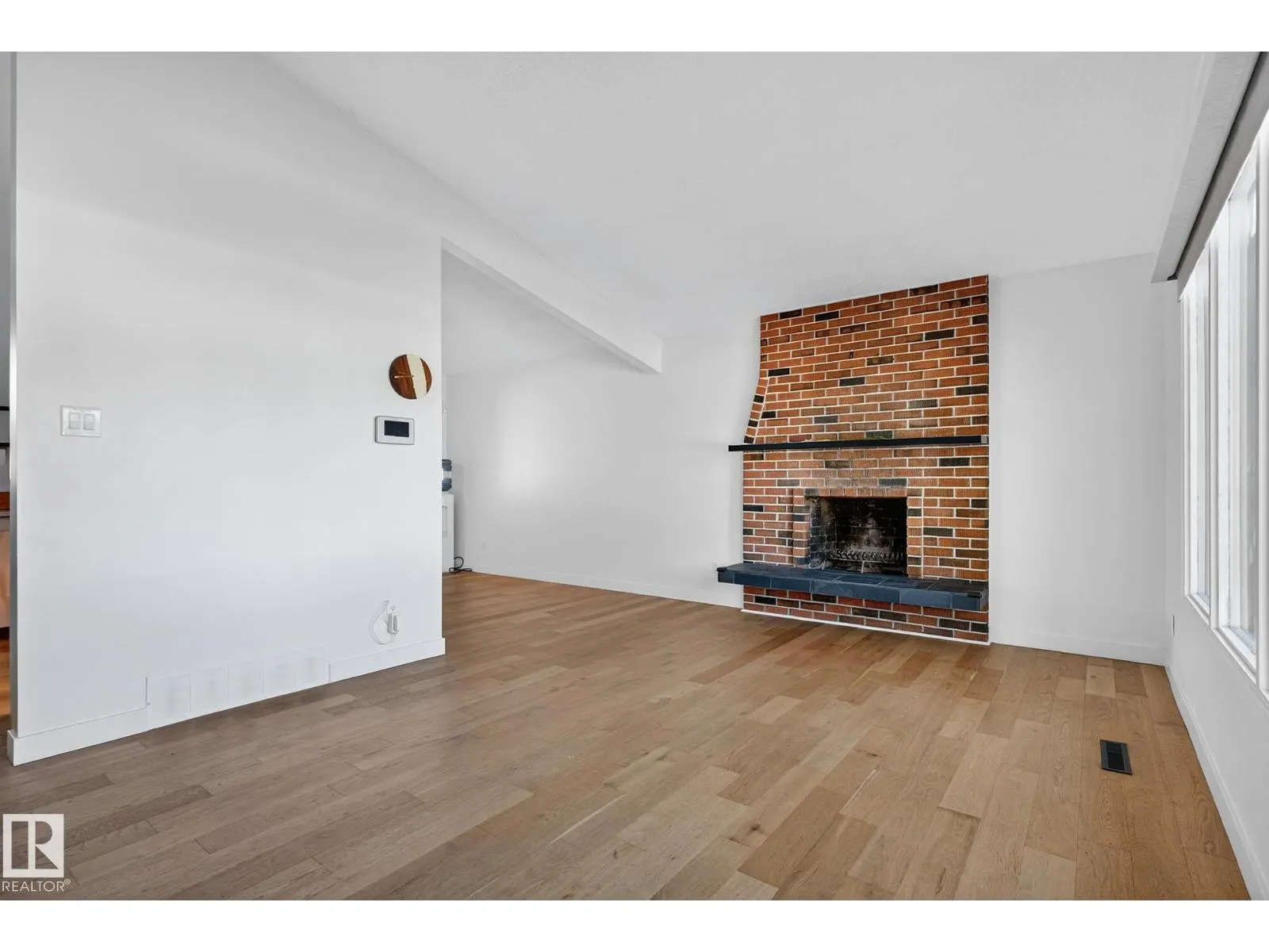 9221 52 ST NW