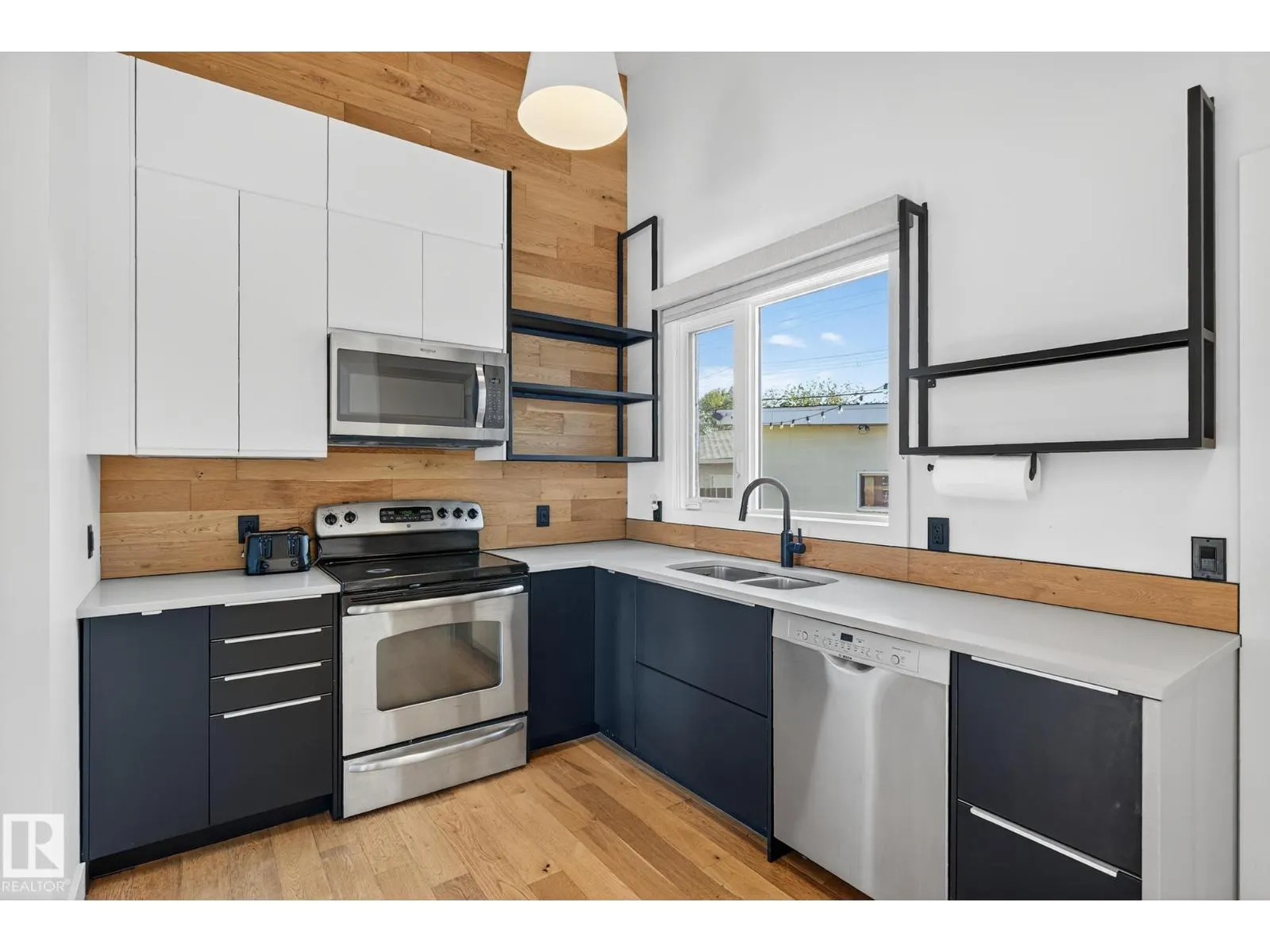 9221 52 ST NW