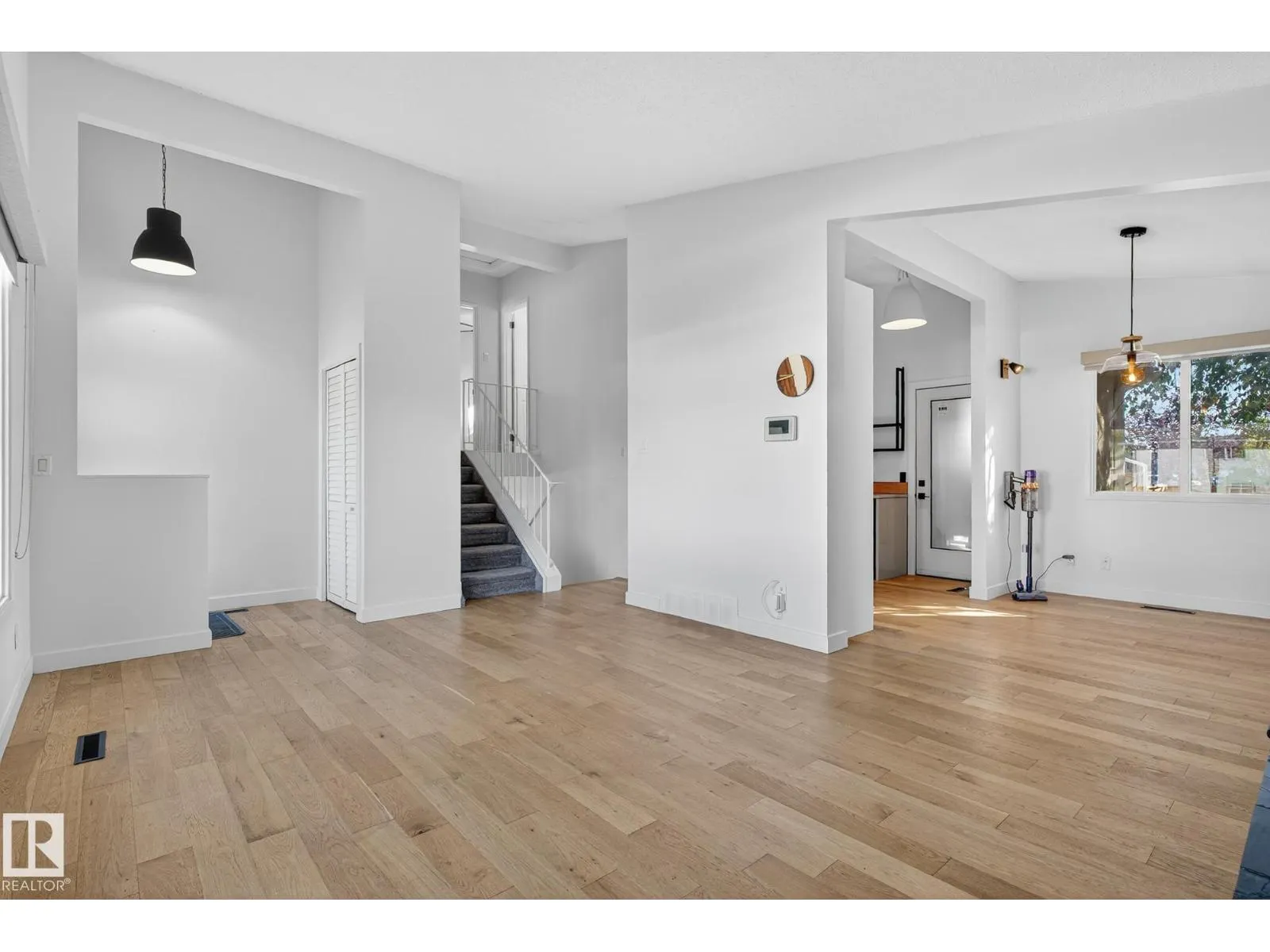 9221 52 ST NW