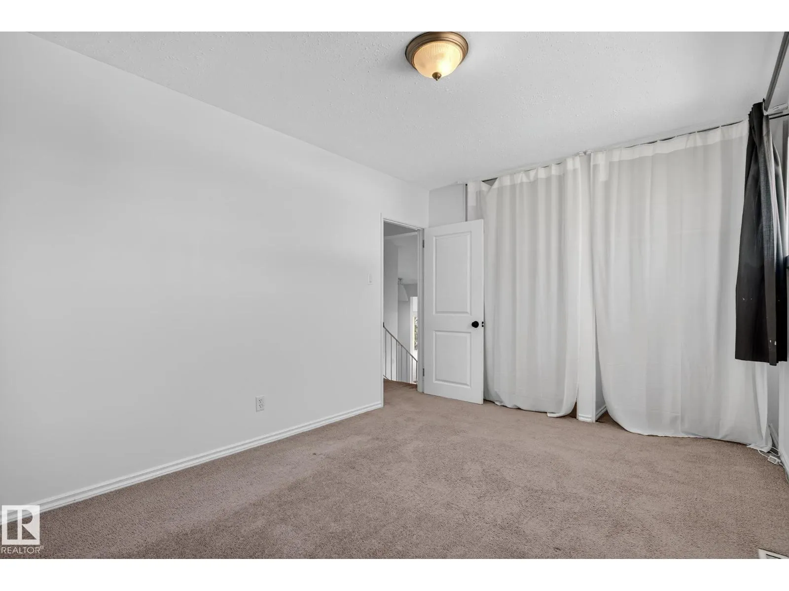 9221 52 ST NW