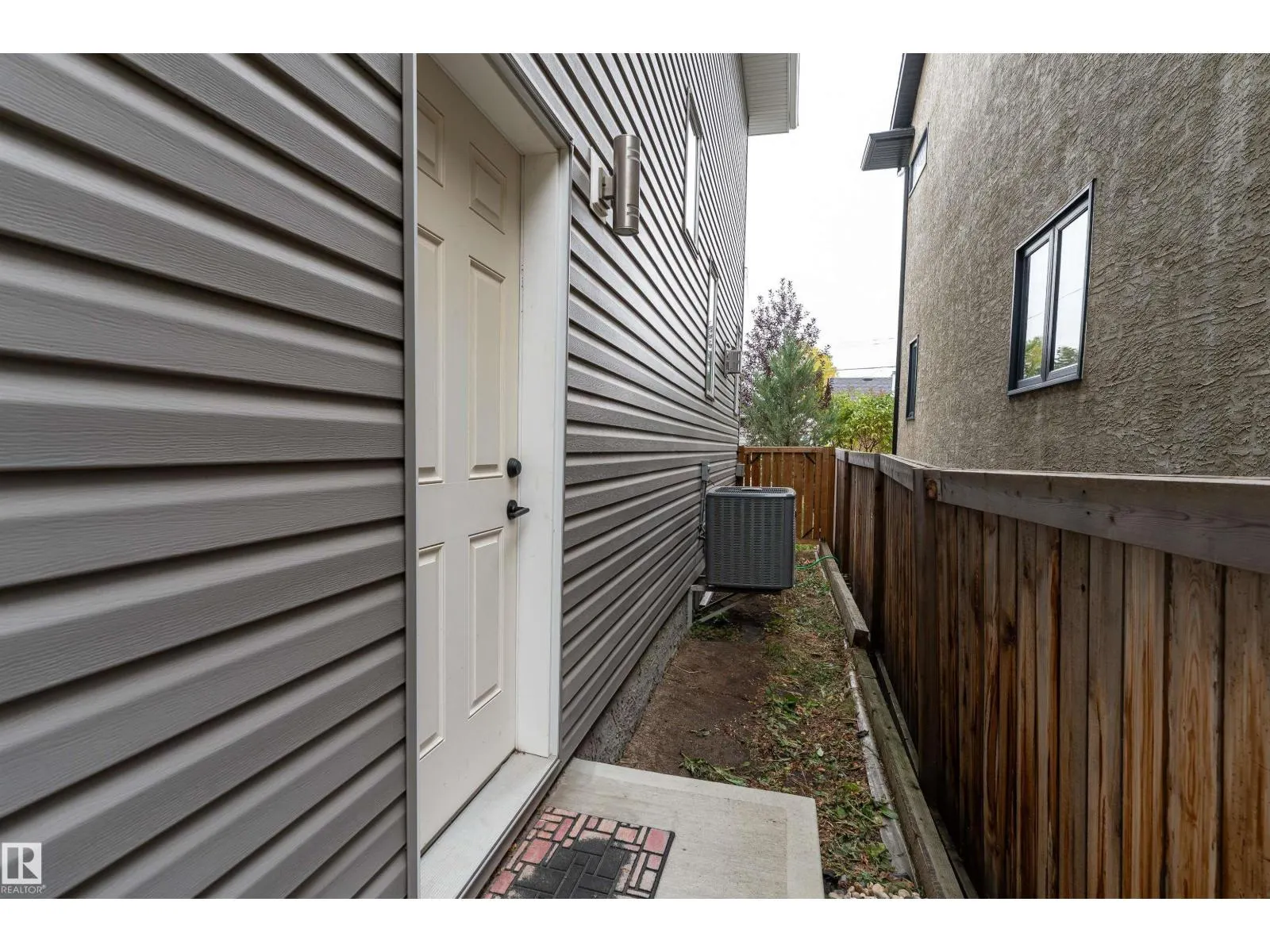 10706 67 AV NW