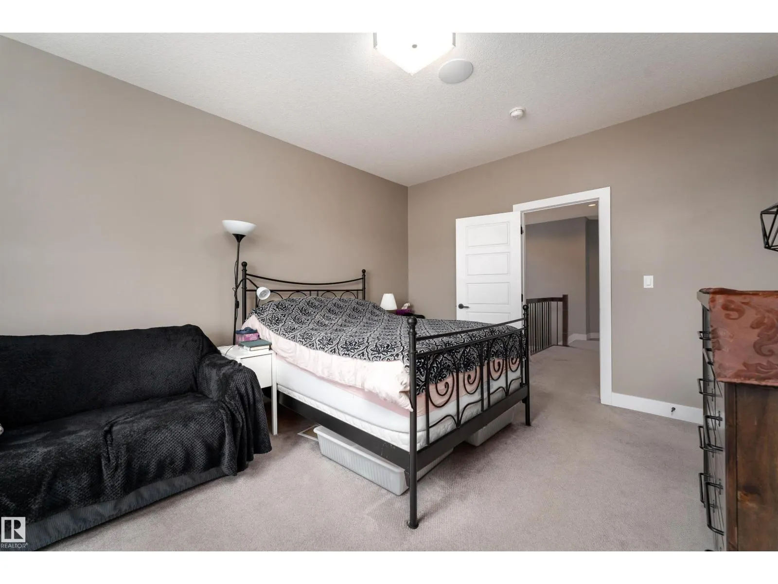 10706 67 AV NW