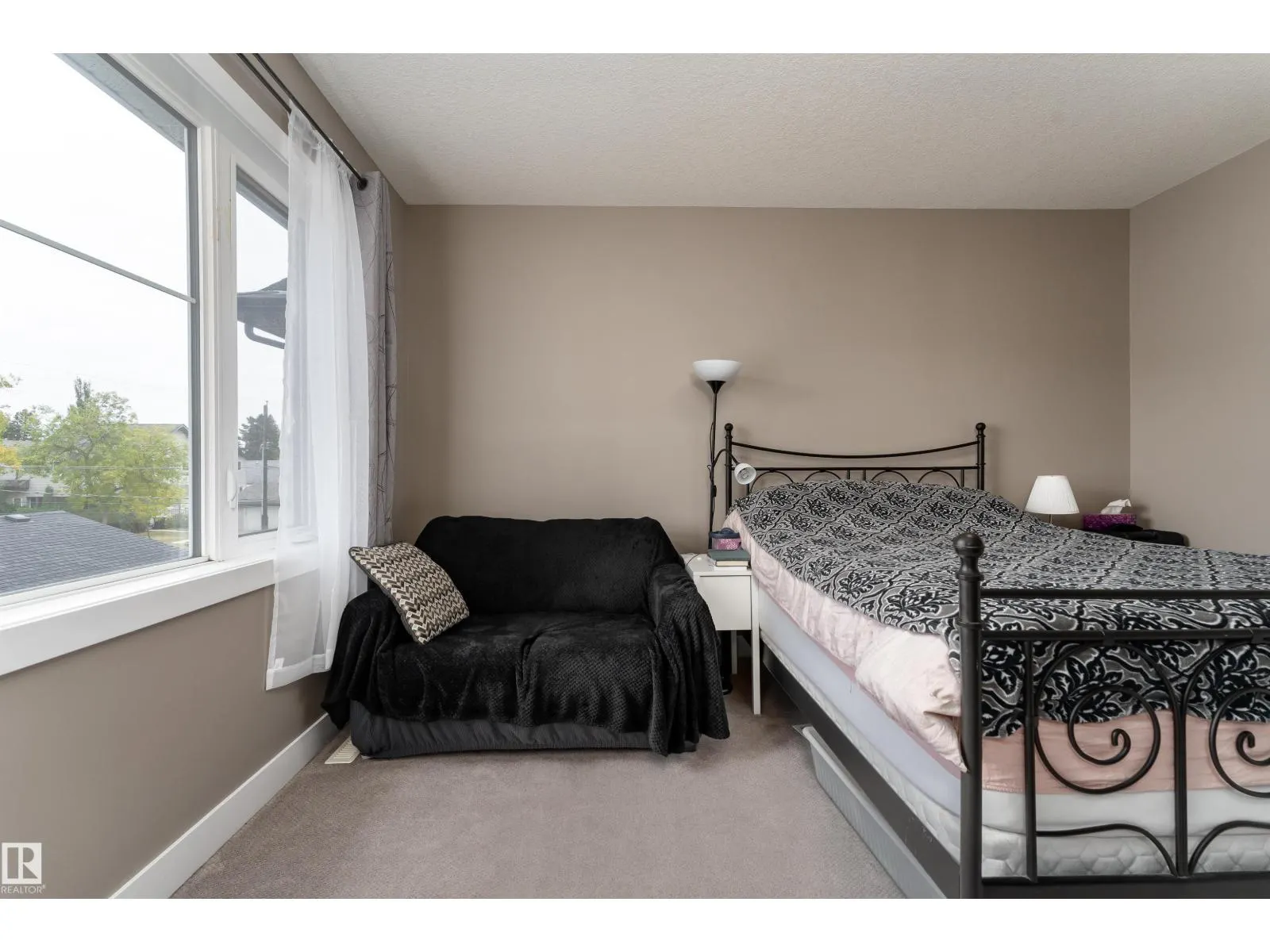 10706 67 AV NW