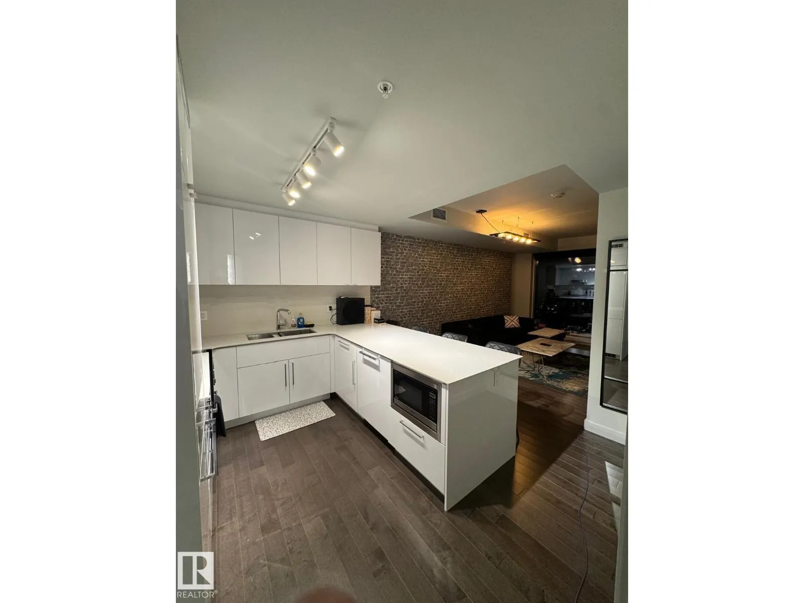 #4007 10360 102 ST NW