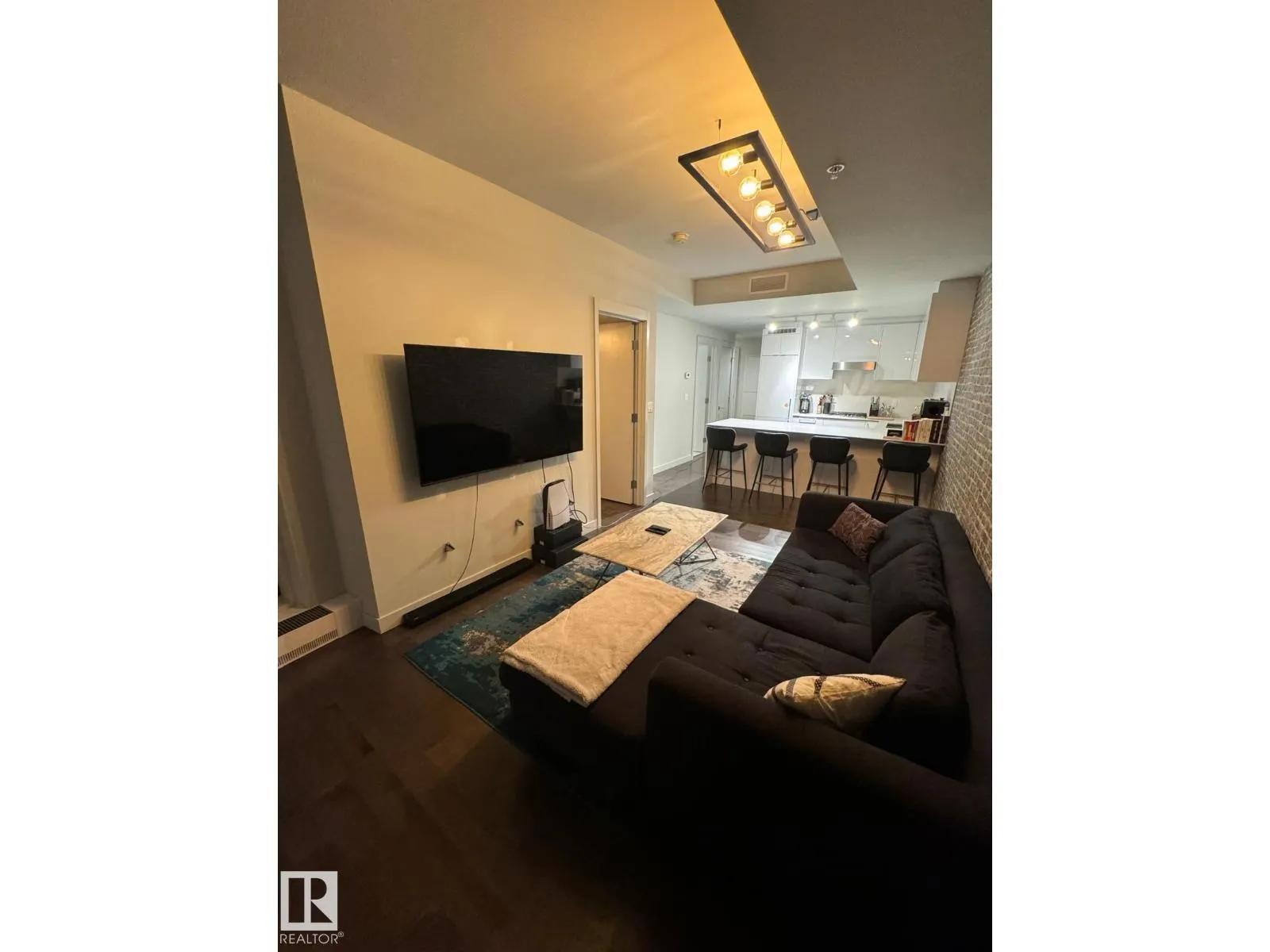 #4007 10360 102 ST NW