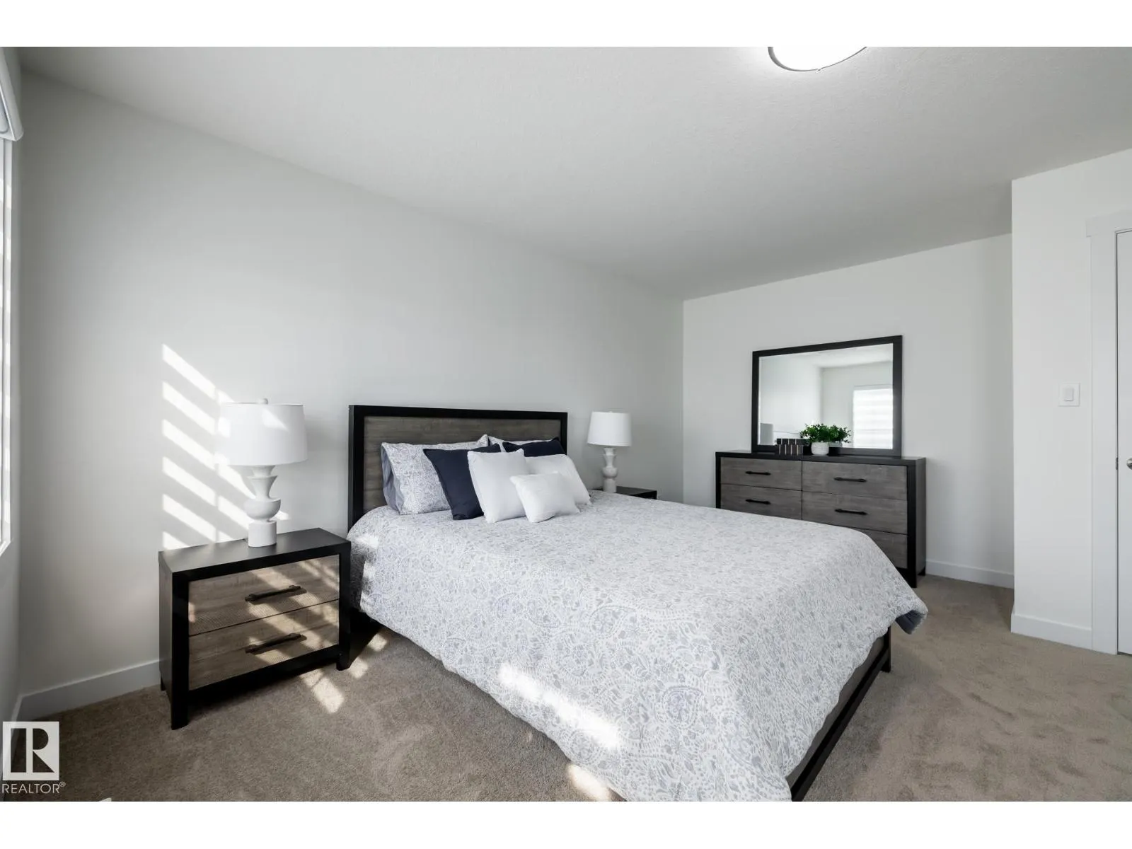 19006 29 AV NW