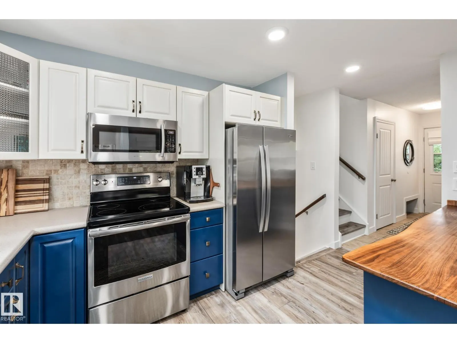 17 LAURIER CR