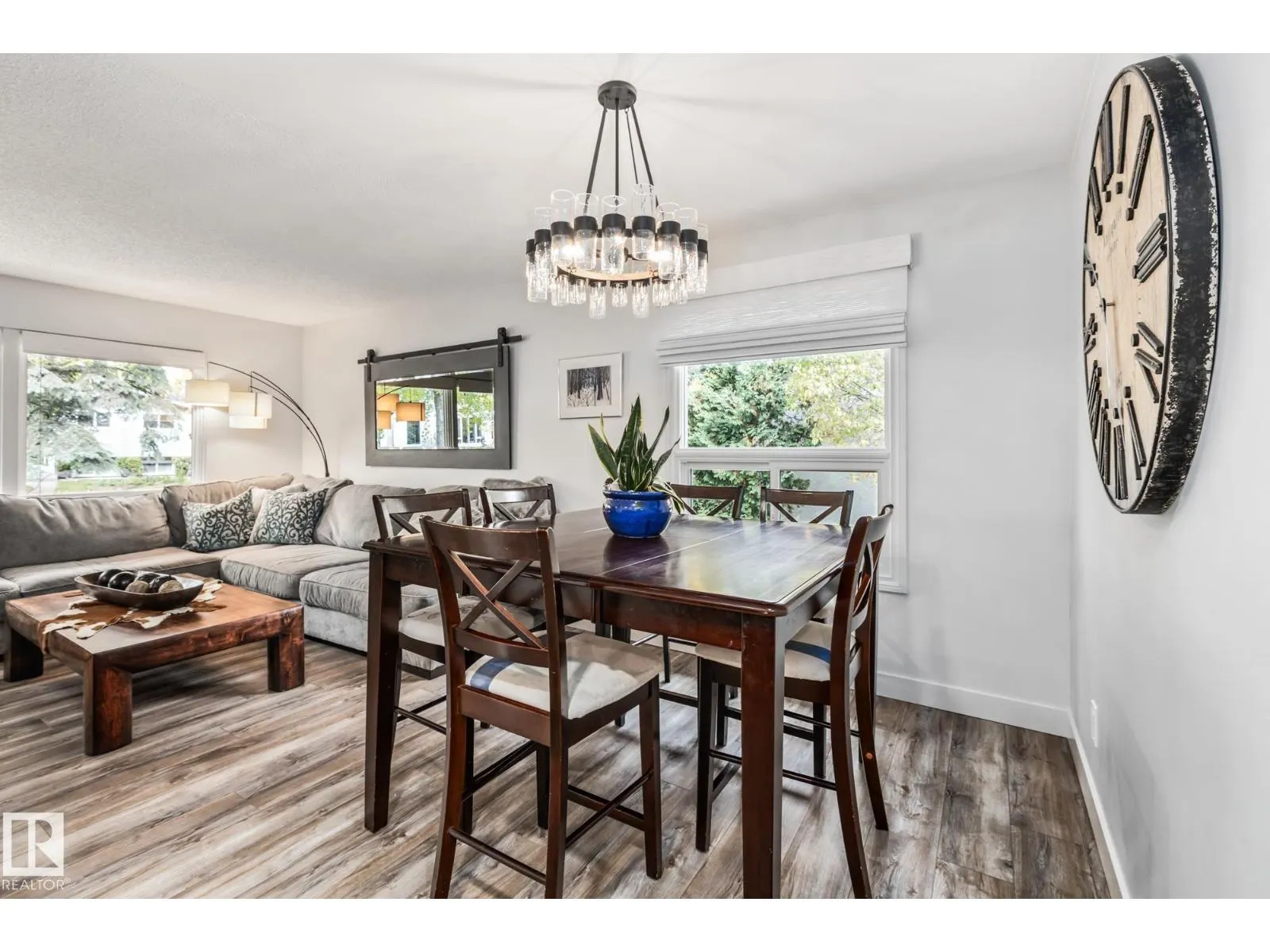 17 LAURIER CR