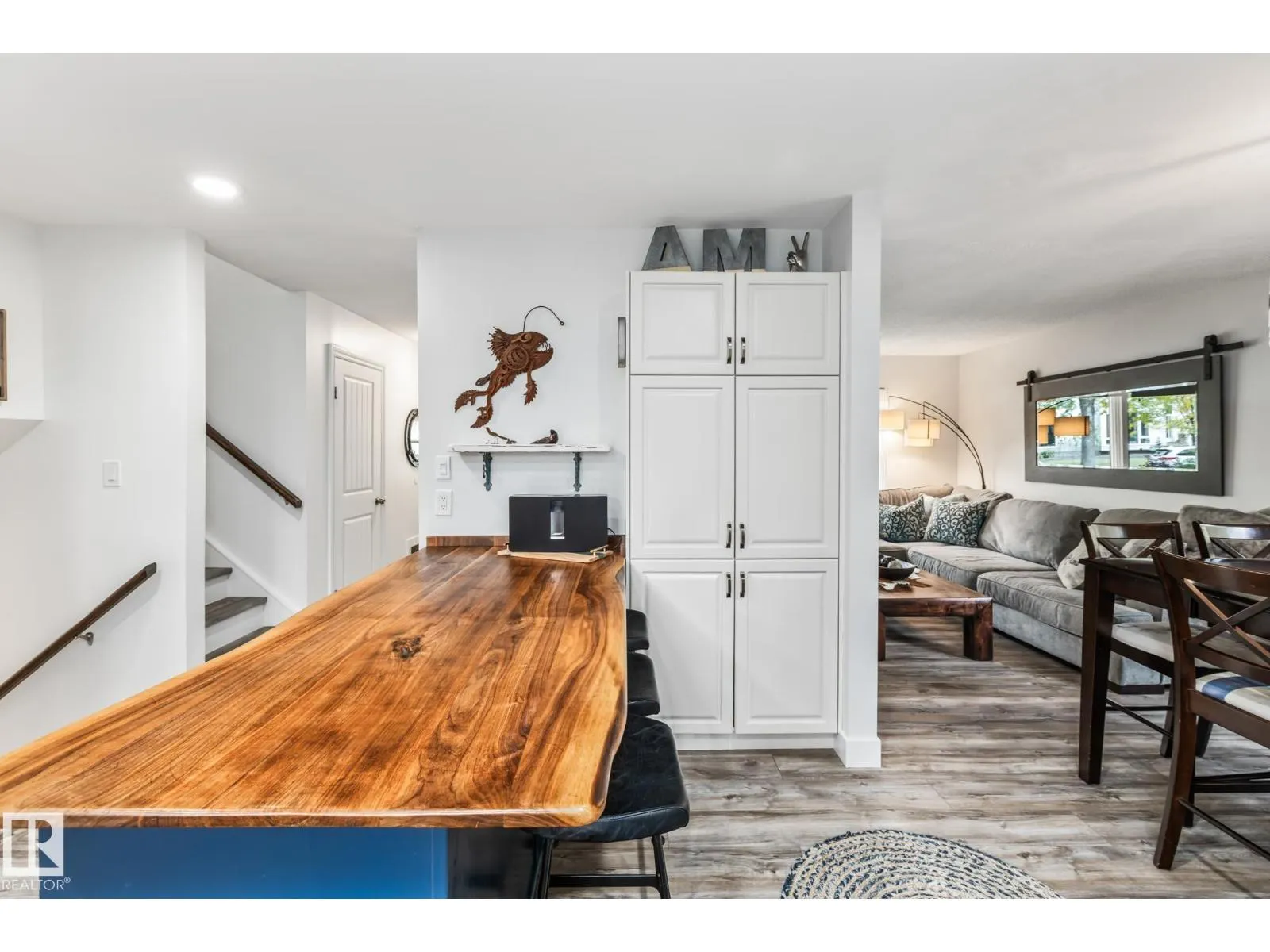 17 LAURIER CR
