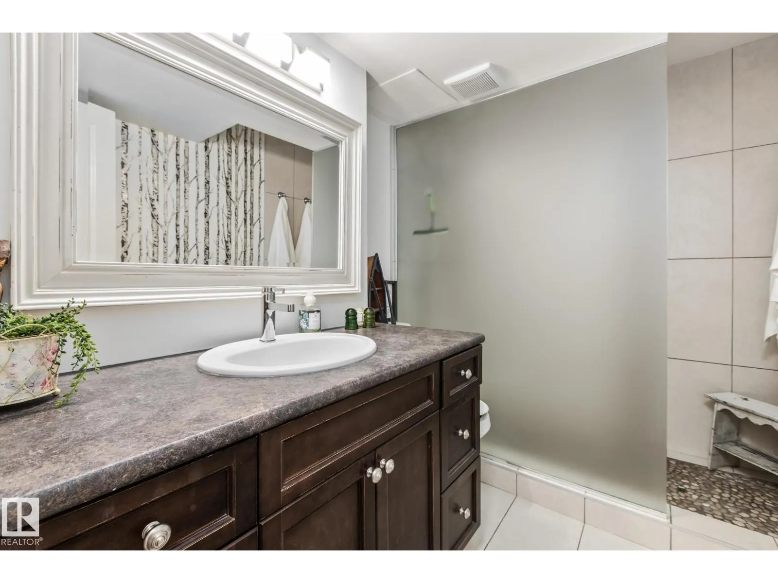 17 LAURIER CR