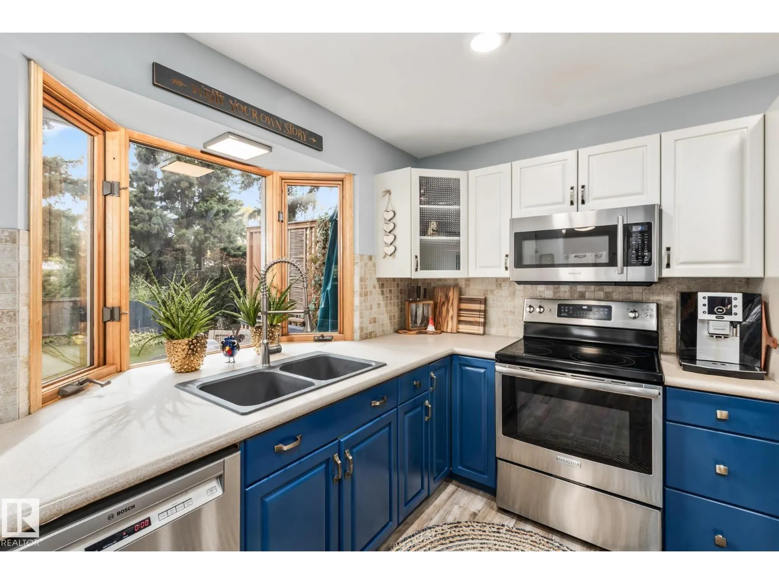 17 LAURIER CR