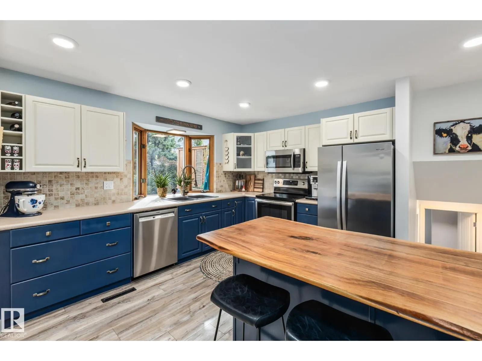 17 LAURIER CR