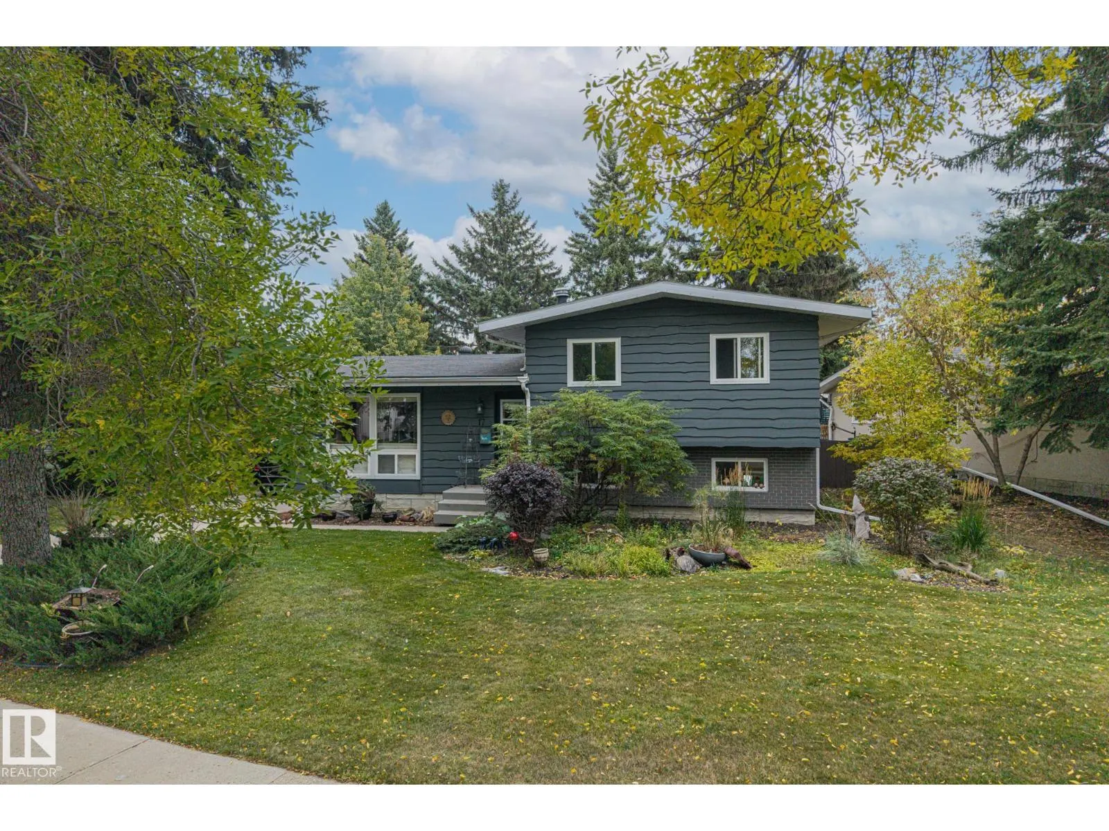 17 LAURIER CR