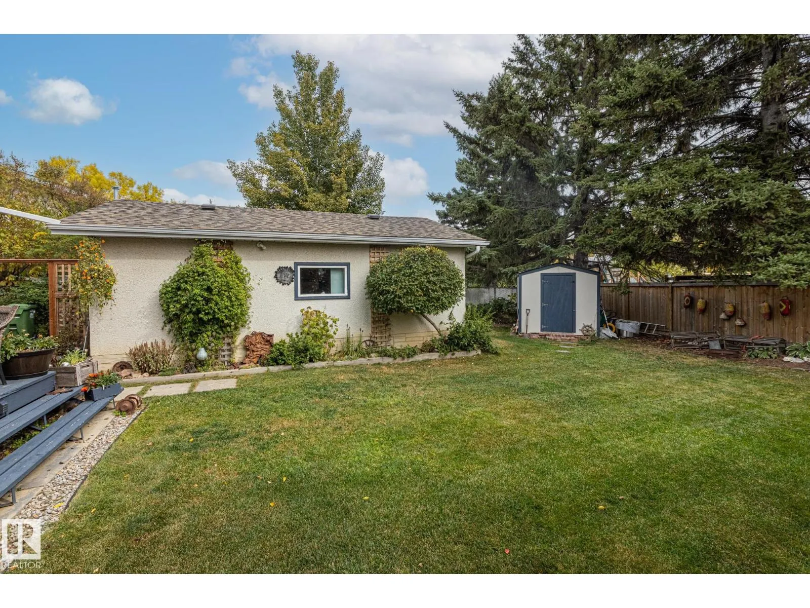 17 LAURIER CR