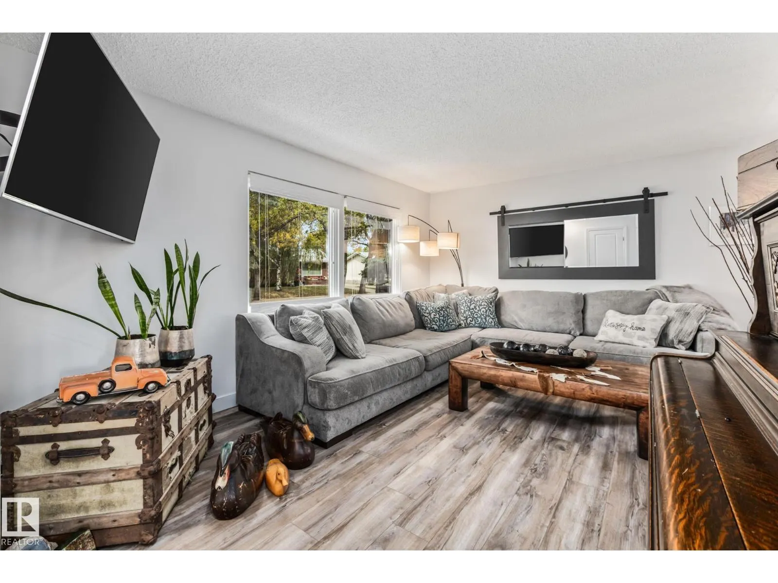17 LAURIER CR