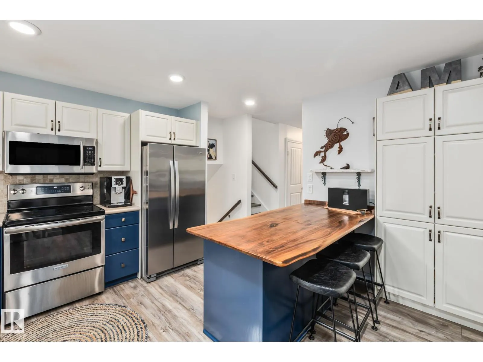 17 LAURIER CR