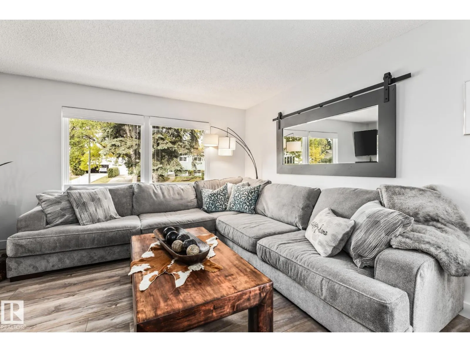 17 LAURIER CR