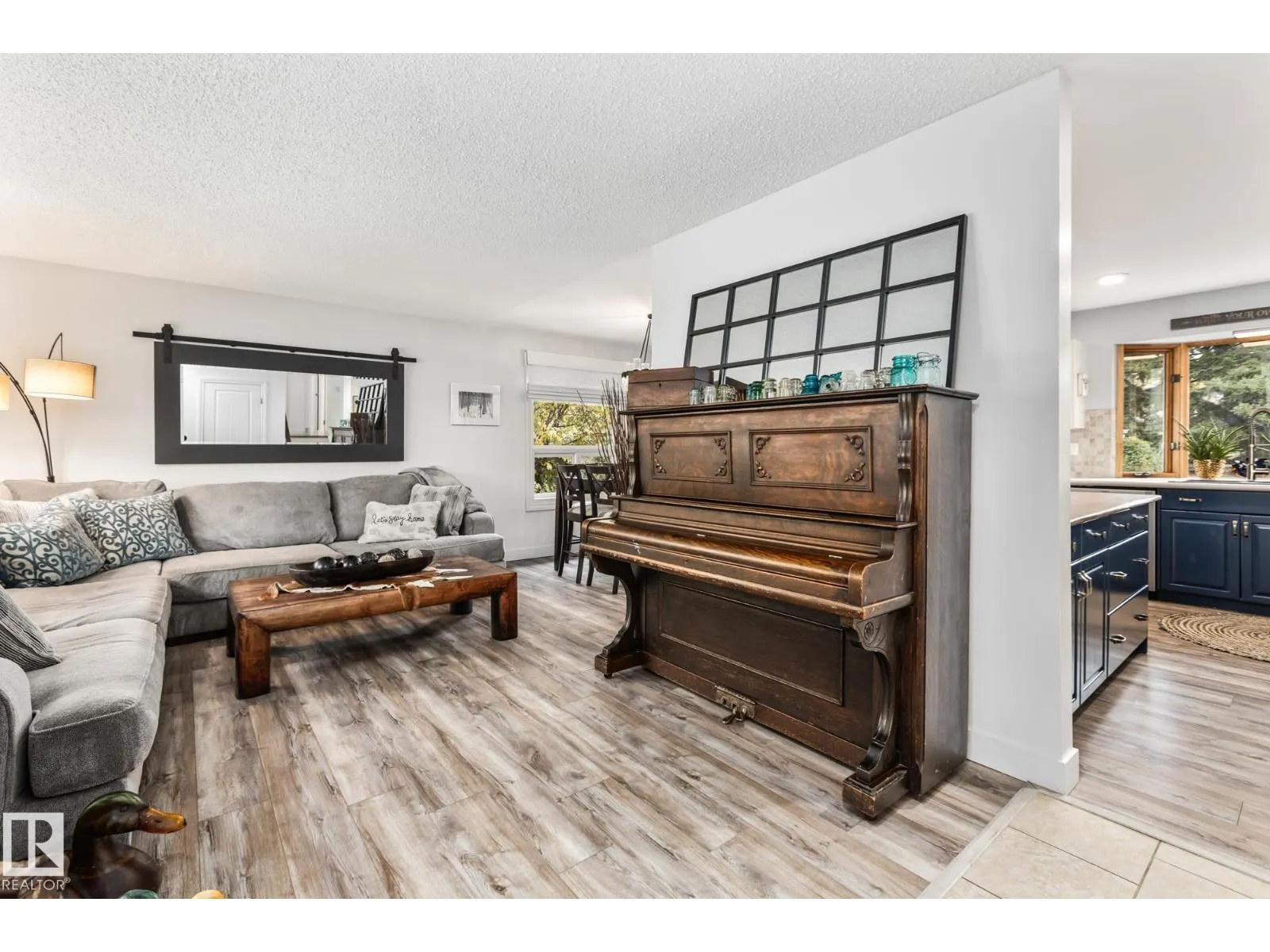 17 LAURIER CR