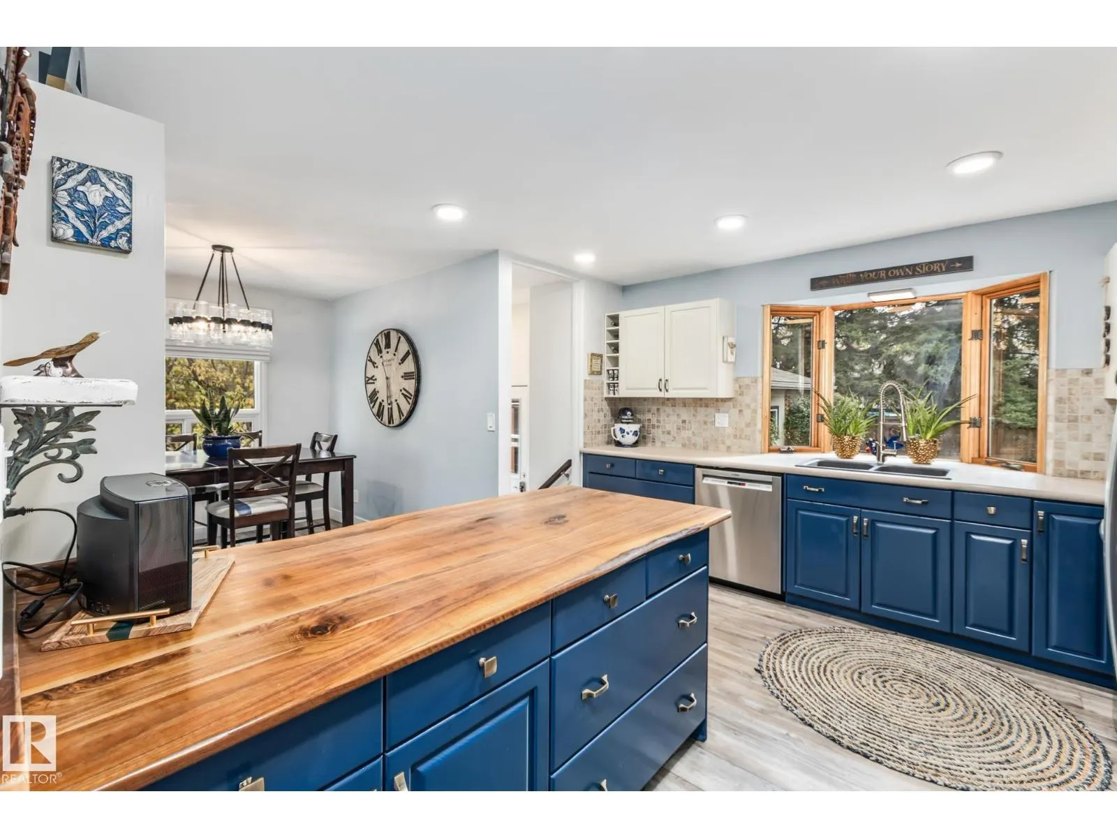 17 LAURIER CR