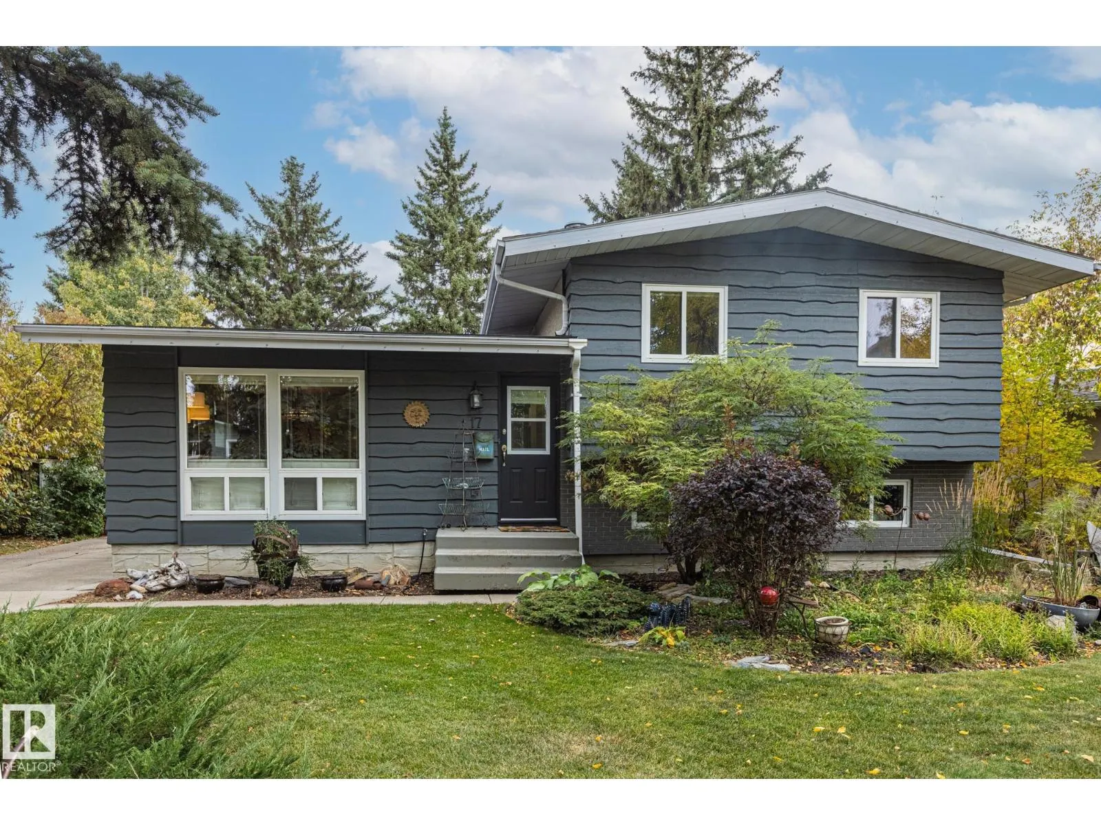 17 LAURIER CR