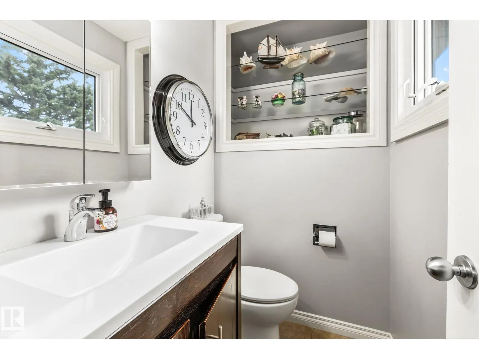 17 LAURIER CR