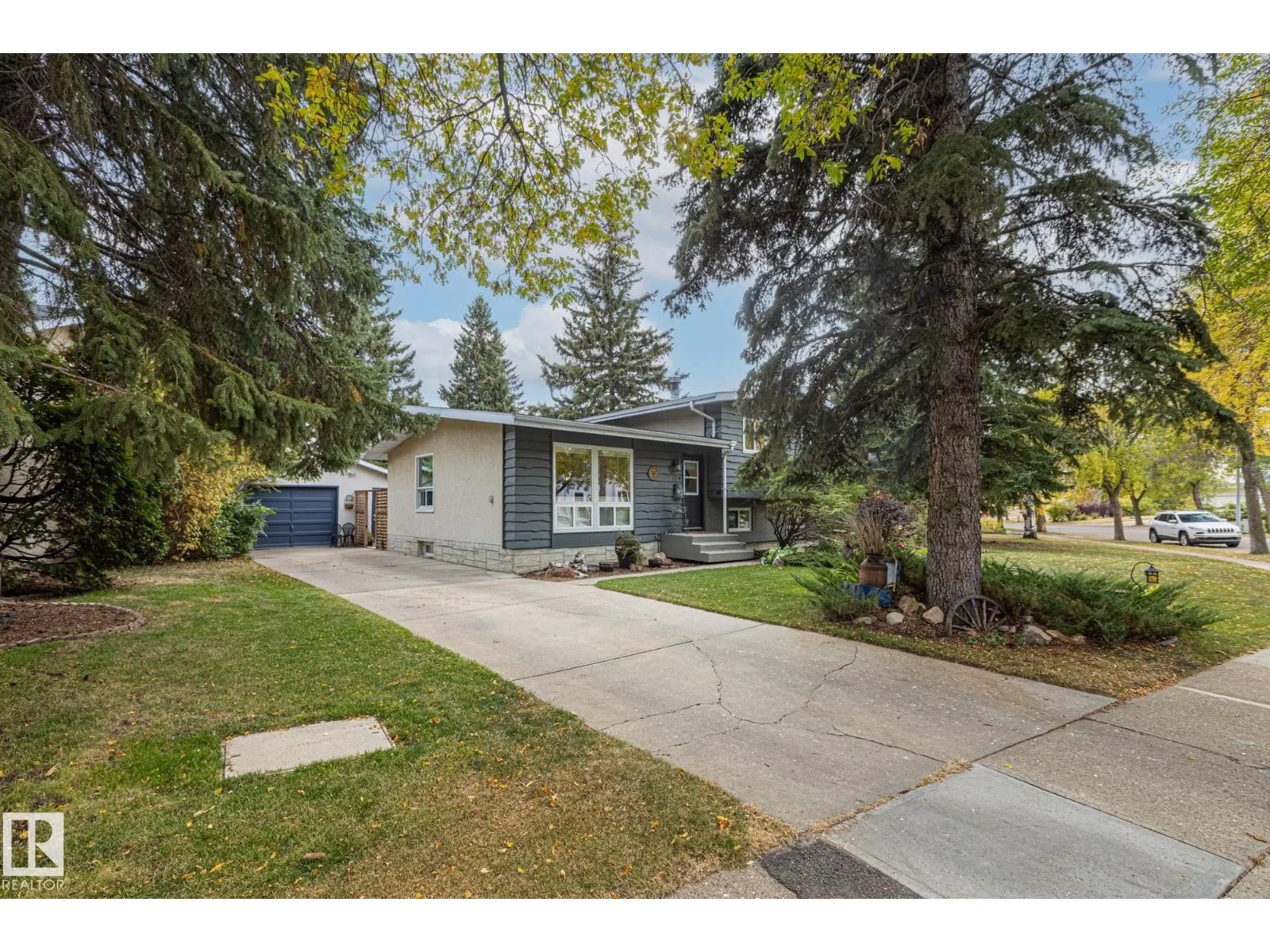 17 LAURIER CR