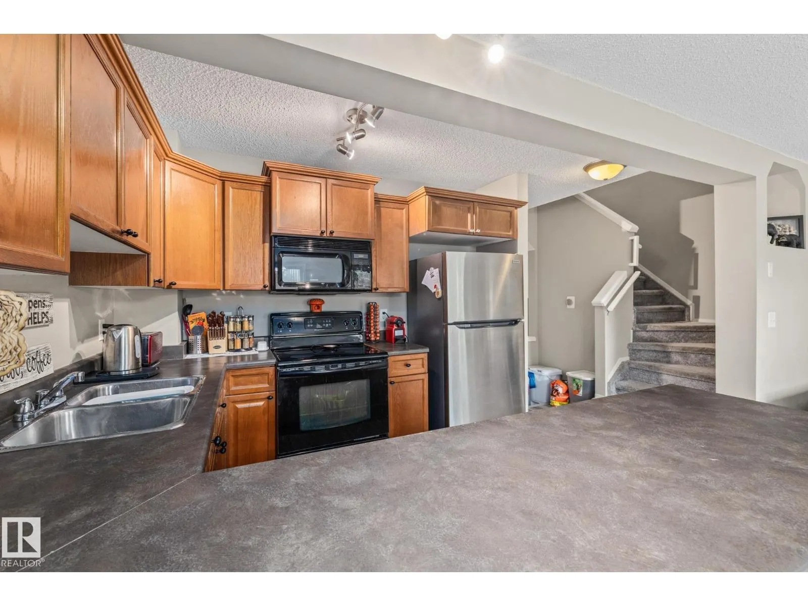 61 Vaughn AV