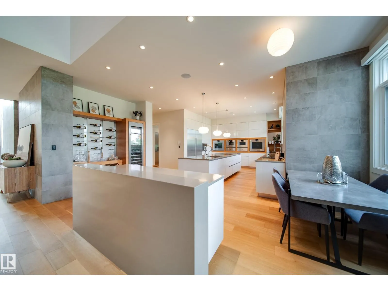 705 HOWATT DR SW