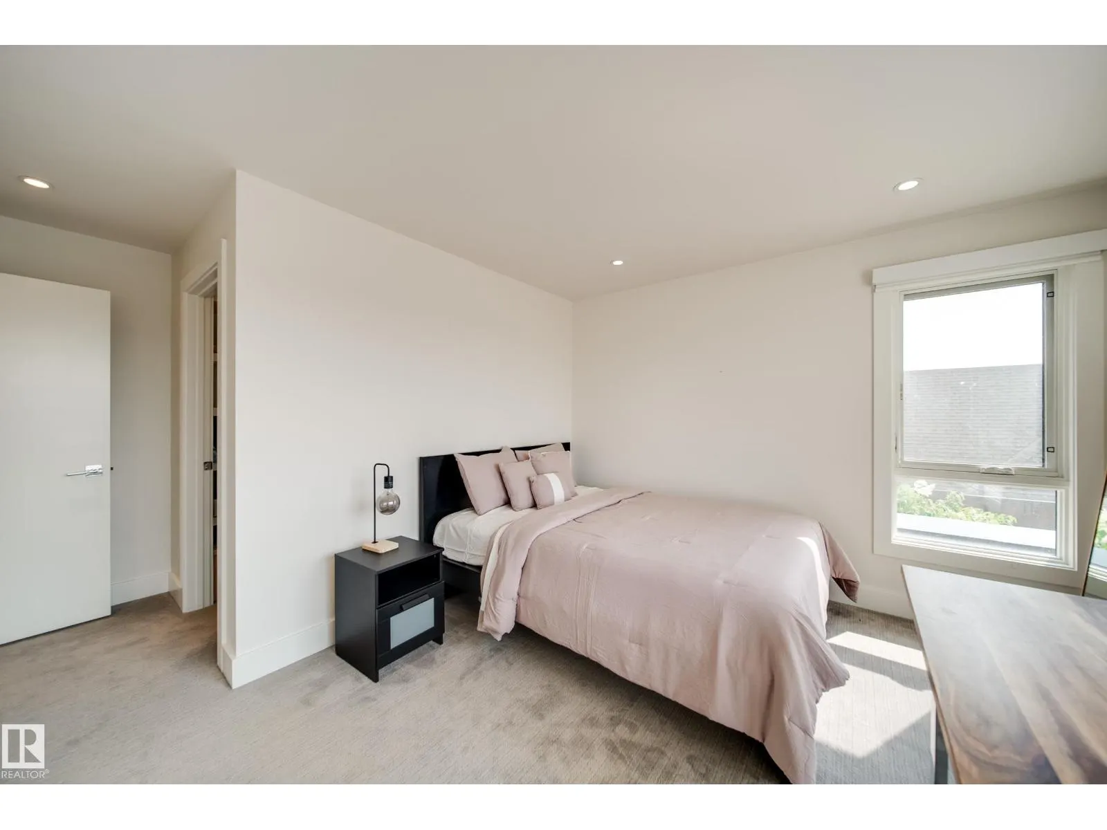 705 HOWATT DR SW