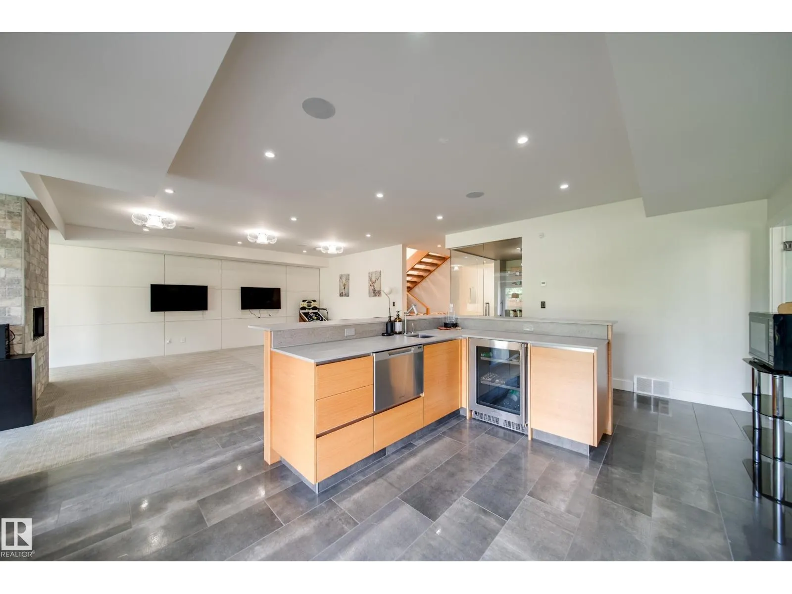 705 HOWATT DR SW