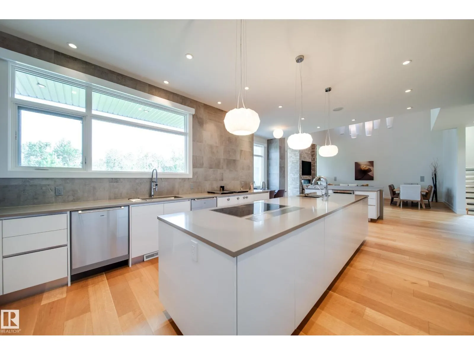 705 HOWATT DR SW