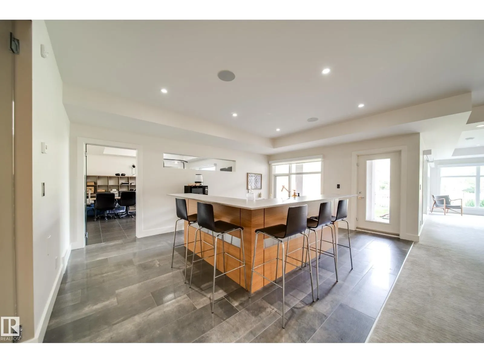 705 HOWATT DR SW