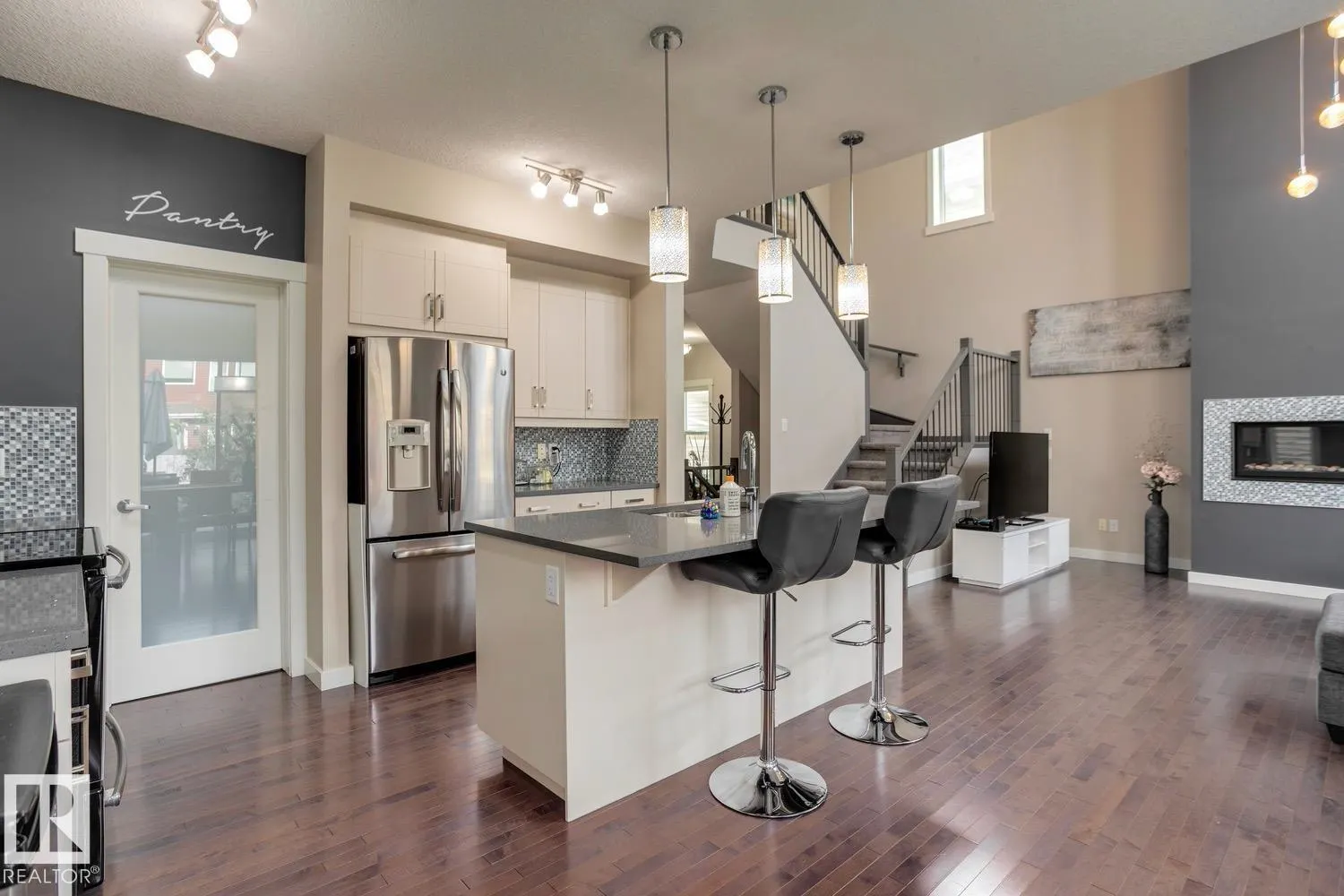 7618 20A AV SW