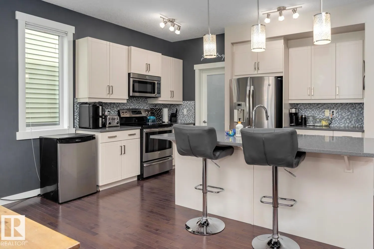 7618 20A AV SW