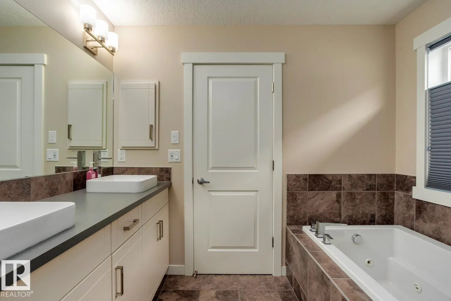 7618 20A AV SW