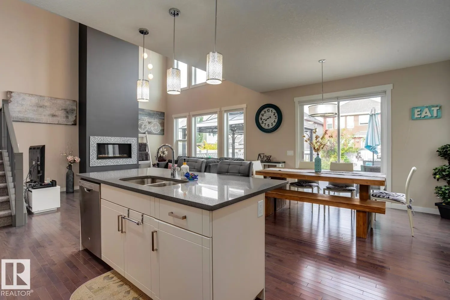 7618 20A AV SW