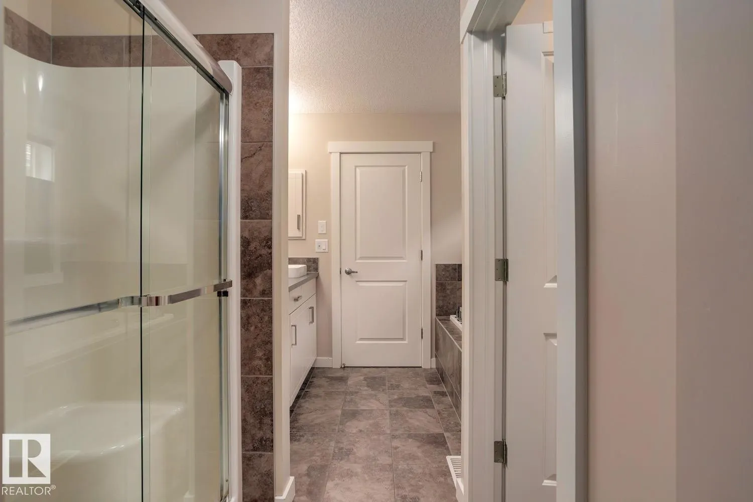 7618 20A AV SW