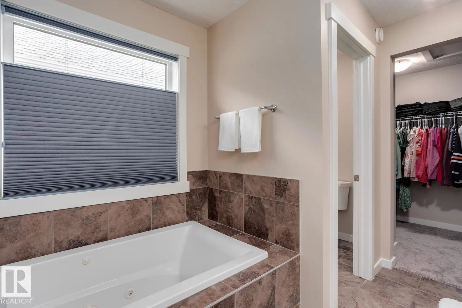 7618 20A AV SW